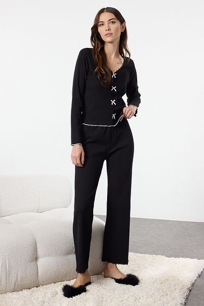 Trendyol Collection Schwarzes, geripptes, gestricktes Pyjama-Set aus Baumwolle mit Spitze und Band-/Schleifendetail THMAW25PT00206