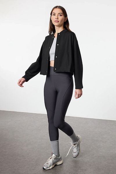 Trendyol Collection Schwarzes Sport-Sweatshirt aus Scuba-Stoff – Taucherjacke mit Druckknopfverschluss und Raster THMAW25SK00003