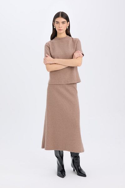 DeFacto Thessaloniki Fabric 2 részes szett kerékpáros nyakú, rövid ujjú felső, rugalmas derekú midi szoknya E2425ax24wn