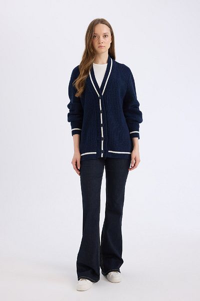 DeFacto Strickjacke mit normaler Passform und V-Ausschnitt D5030ax24au