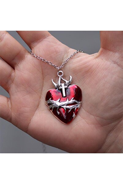 Köstebek Kırmızı Haç Detaylı Dikenli Telli Kalp Kolye