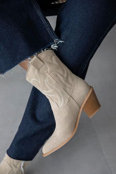 STRASWANS Beige Hadley Women's Suede Heeled Boots