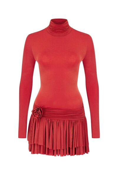 AQUELLA ΚΟΚΚΙΝΟ ΦΟΡΕΜΑ ΜΕ ΤΡΙΑΝΤΑΦΥΛΛΟ