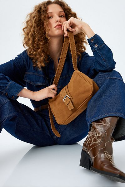 Koton Τσάντα ώμου Suede Look με λεπτομέρεια αγκράφα - με φερμουάρ