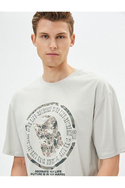 Koton T-Shirt mit Slogan-Print und Camouflage-Detail, Rundhalsausschnitt, kurze Ärmel
