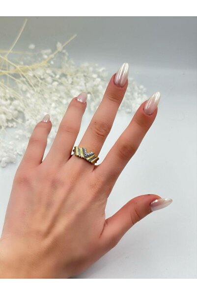 MyladyAccessoriess خاتم على شكل حرف V من الفولاذ مع تفاصيل حجر الزركون