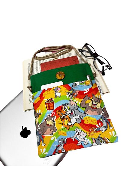 Smyrna Hanging - Book / Tablet / Ebook Bag - Detachable Strap (Cat and Mouse, Green)