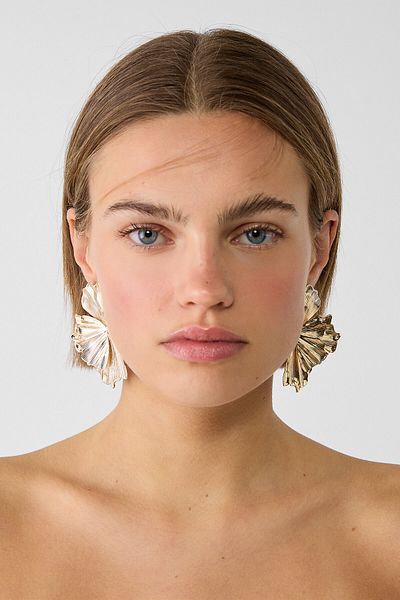 Stradivarius Çiçek şeklinde ve dokulu büyük küpe