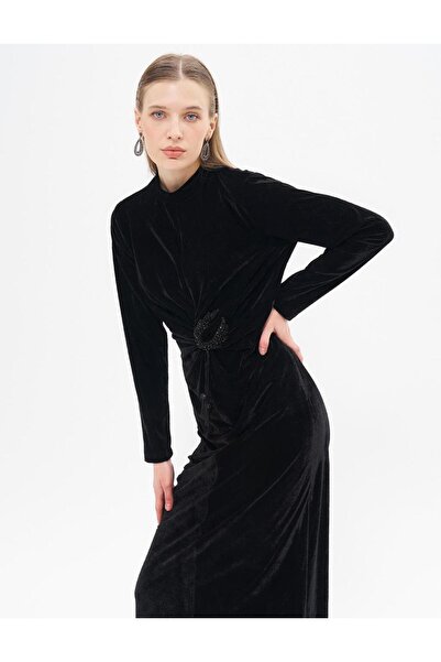 Kayra Aksesuar Detaylı Siyah Kadife Elbise 23040-2K5