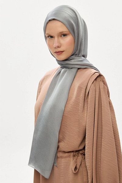 hijabchi Γυαλιστερό γκρι μεταξένιο βραδινό φόρεμα Janjan Shawl