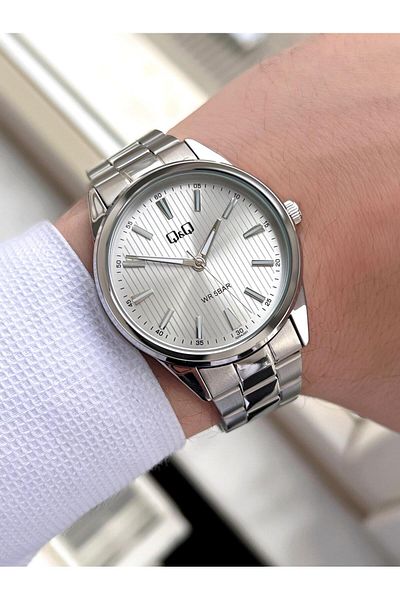 Q&Q 3 Atm Water Resistant Men's Wristwatch - Steel Band, Calendar Dial Eq.Z94.201Y