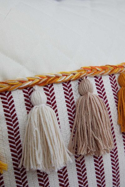 Aisha's Design غطاء وسادة مخطط باللون العنابي مع شرابات ملونة، K-196