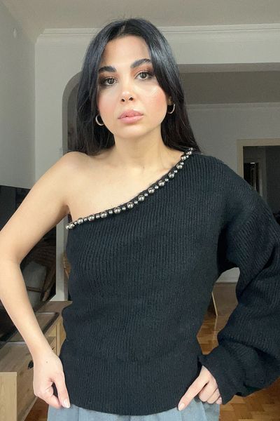 Seda Yalçın Atelier Pulover negru cu un singur umăr, cu detaliu de mărgele