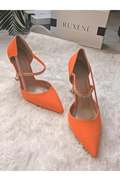 RUXENE حذاء ذهبي بكعب رفيع 9 سم - تفاصيل شريطية من حجر الكوبي، مقدمة سوداء وكعب