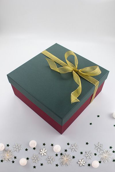 carton box New Year's Gift Box Burgundy Green Gift Box 26 cm X 26 cm X 11.7 cm