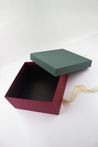 carton box New Year's Gift Box Burgundy Green Gift Box 26 cm X 26 cm X 11.7 cm