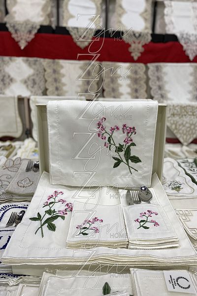 ZGNHome طقم مائدة أمريكي مطرز باللون الوردي اللافندر مكون من 19 قطعة لـ 6 أشخاص