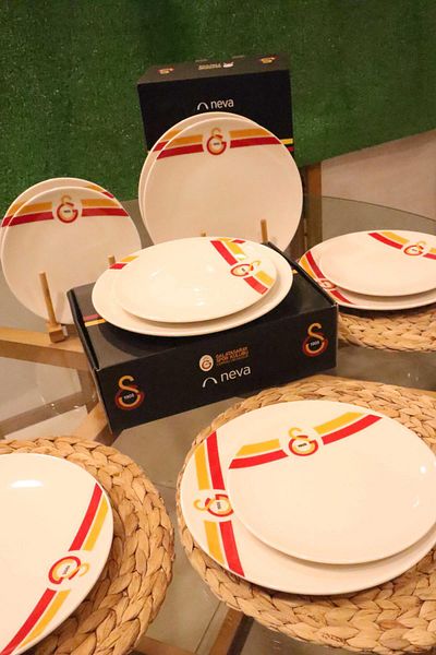 Galatasaray Licensed 6-Person 12-Piece Porcelain Serving Plate and Cake Plate Set with Decomus