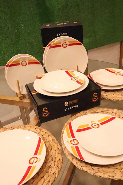 Galatasaray Licensed 6-Person 12-Piece Porcelain Serving Plate and Cake Plate Set with Decomus