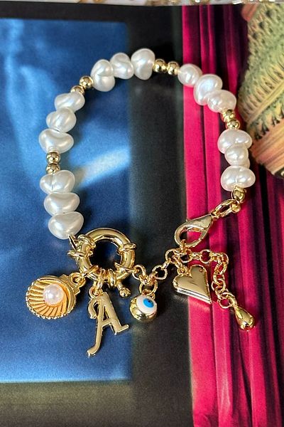 Trendy Butik حرف A سوار لؤلؤة نموذج المحار والعين الشريرة والقلب المتدلي تصميم سوار الرسالة