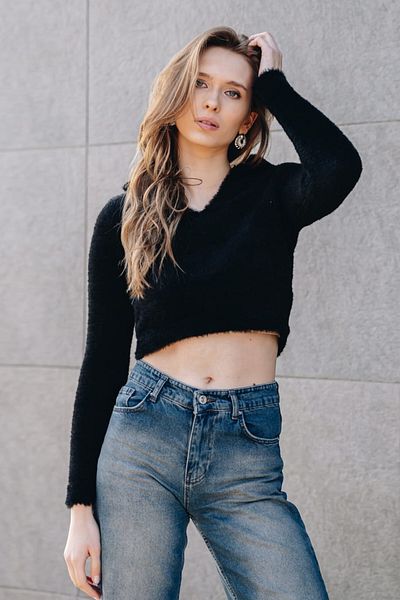 Pek Moda Pulover crop negru din Lycra elastic - tricot cu nervuri, mânecă lungă, detaliu de pluș
