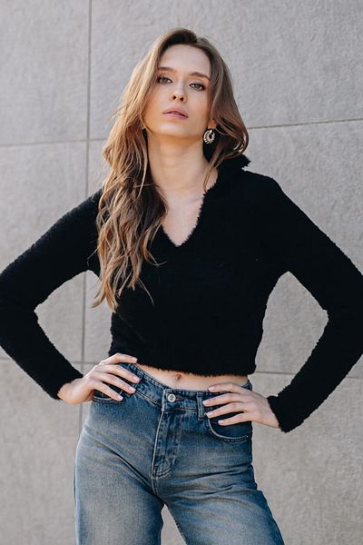 Pek Moda Pulover crop negru din Lycra elastic - tricot cu nervuri, mânecă lungă, detaliu de pluș
