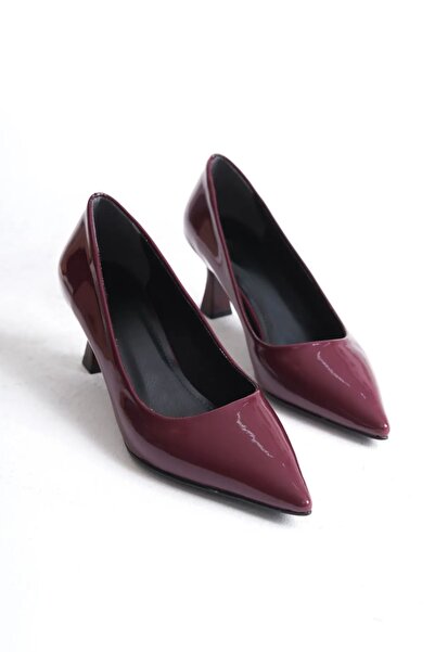 Favi Ayakkabı حذاء كلاسيكي بكعب منخفض من الجلد باللون العنابي اللامع