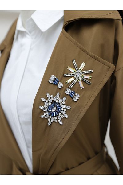 Modamorfo Detaillierter Trenchcoat mit Ballonärmeln und Brosche – Hellbraun