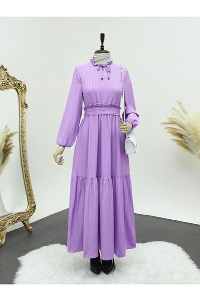 Modamorfo Fliederfarbenes Seersucker-Kleid mit Rüschen am Ausschnitt und Teilen