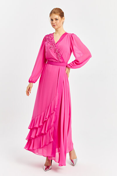 İnce Kruvaze yaka İşleme ve Kemer detaylı Uzun Şifon Abiye Elbise