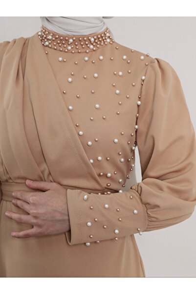 Modamorfo Sukienka z krepy z norek – dwurzędowy dekolt i perłowe zdobienia