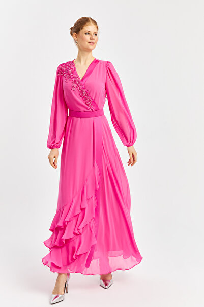 İnce Kruvaze yaka İşleme ve Kemer detaylı Uzun Şifon Abiye Elbise