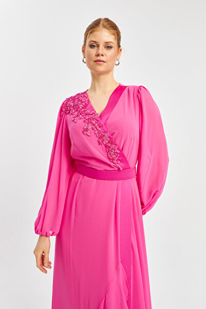 İnce Kruvaze yaka İşleme ve Kemer detaylı Uzun Şifon Abiye Elbise