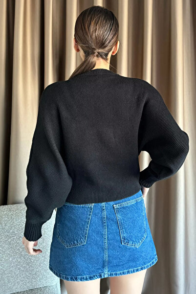 GÜLSELİ Fekete női nyakú, elöl hímzett kötött kötöttáru blúz