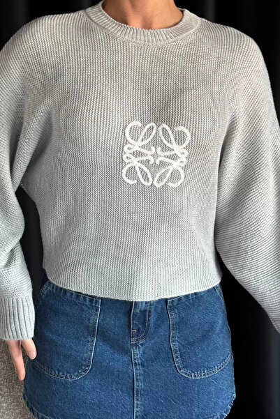 GÜLSELİ Šedá dámská vyšívaná pletená halenka s výstřihem vpředu