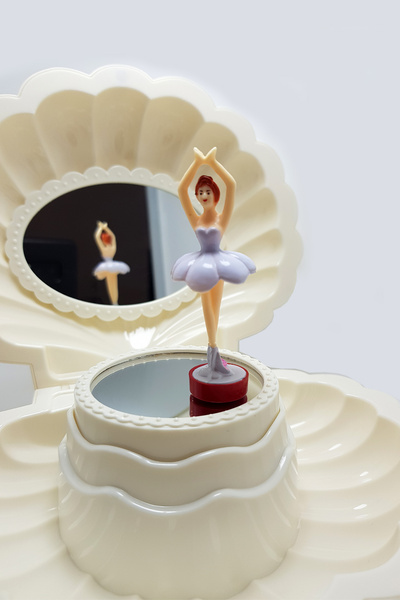 Chavin Hareketli Balerinli istiridye Takı ve Müzik Kutusu hd137