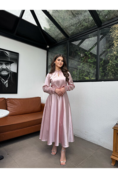 ASLIHANGÜNER فستان هيرا نسائي من الساتان بياقة واقفة وياقة واقفة ومزين بتفاصي...