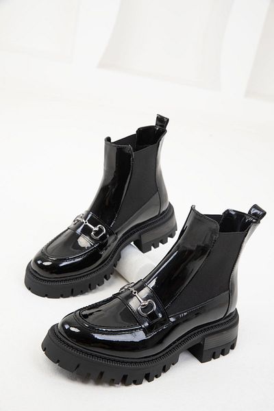 SOHO Schwarze Damenstiefel aus Lackleder – Modell 19657 Bootie