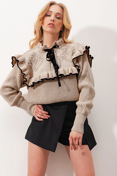 Trend Alaçatı Stili Beiger Damen-Strickpullover Thessaloniki mit Rüschenkragen und Krawattendetails ALC-X9792
