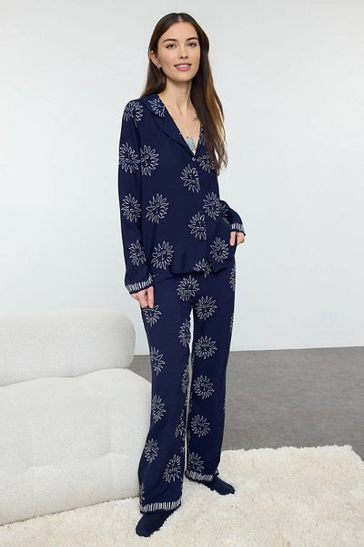 Trendyol Collection Sada pyžama z viskózové tkaniny v námořnické modři se vzorem - Thmaw25pt00034