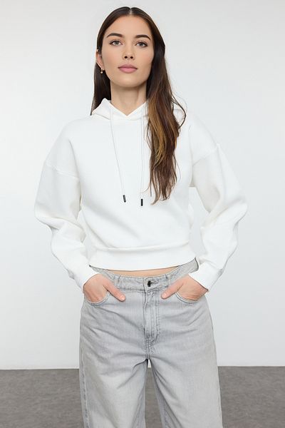 Trendyol Collection Ecru Dickes Fleece innen mit Kapuze Bequemer Schnitt Kurzes Basic Strick-Sweatshirt TWOAW24SW00105