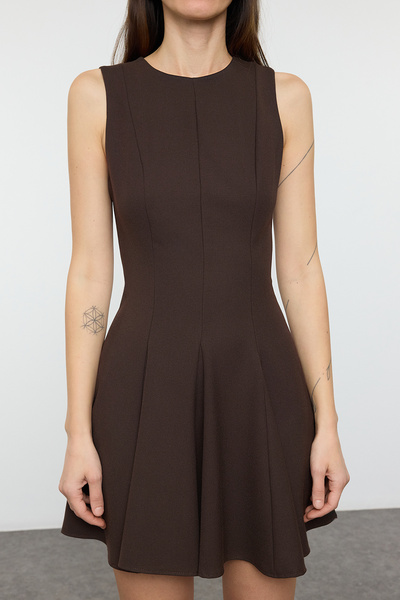 Trendyol Collection Καφέ Etağı - Μίνι υφαντό φόρεμα με λαιμόκοψη με λαιμόκοψη