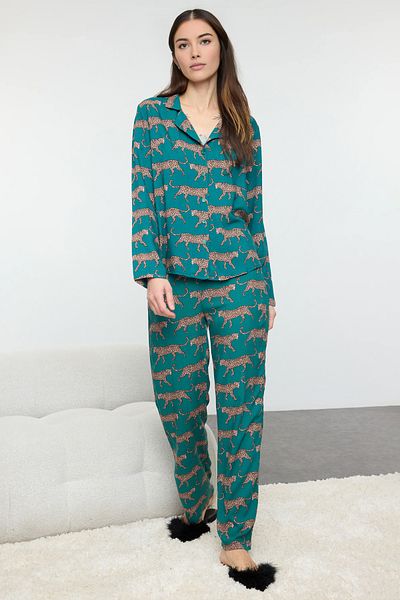 Trendyol Collection Viskózový pyžamový set - smaragdově zelená, tygří vzor Thmaw25Pt00035