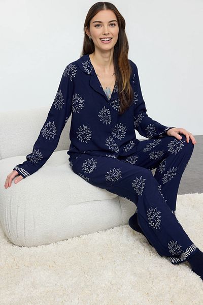Trendyol Collection Sada pyžama z viskózové tkaniny v námořnické modři se vzorem - Thmaw25pt00034
