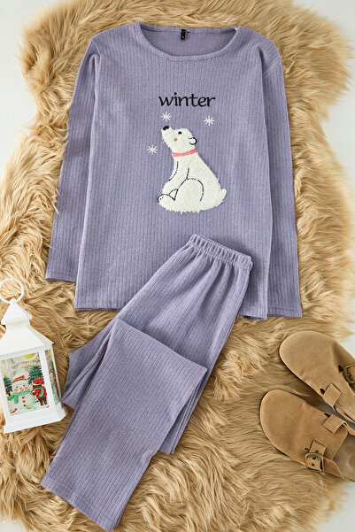 Edit by Trendyol طقم بيجامة محبوكة بتصميم شتوي مع دمية دب أرجوانية TEDAW25PT0...