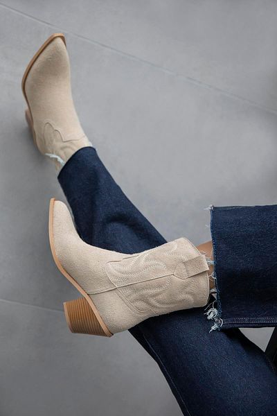 STRASWANS Beige Hadley Women's Suede Heeled Boots