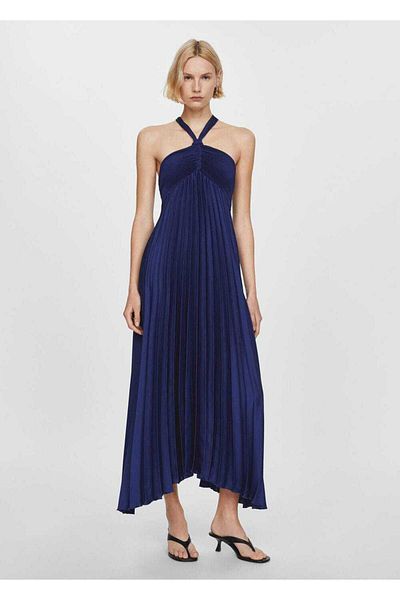 MANGO Woman Plissiertes Neckholder-Kleid-Design