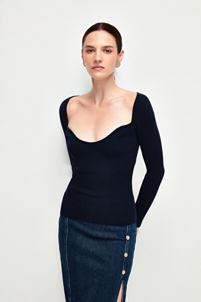 adL Yakası Detaylı Triko Kazak