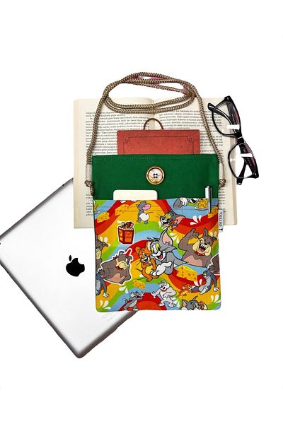 Smyrna Hanging - Book / Tablet / Ebook Bag - Detachable Strap (Cat and Mouse, Green)