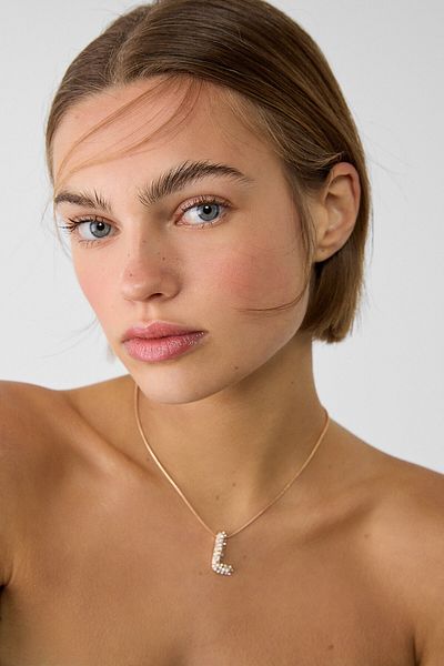 Stradivarius قلادة بأحرف حجرية لامعة